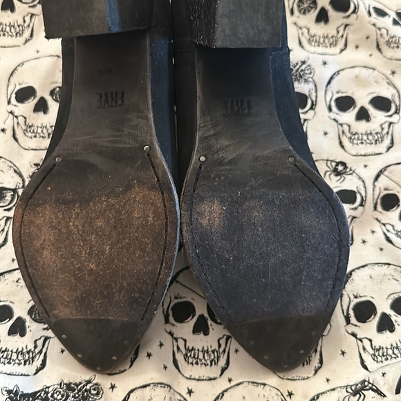 ✨ FRYE Womens Black V Notch Reina Cutout Bootie Boot Suede, Size 9.5 ✨ - Picture 6 of 8